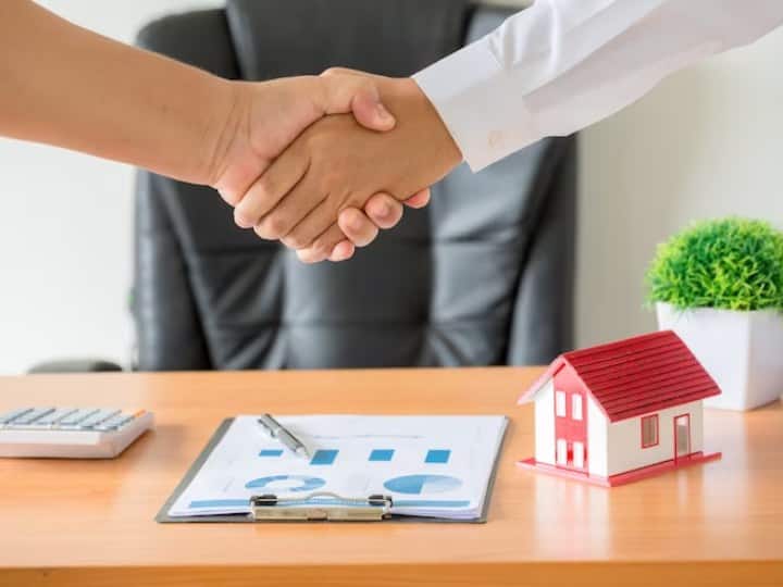 एक्सपर्ट के मुताबिक, लोन का प्री पेमेंट तभी करना चाहिए जब आपके पास अतिरिक्त पैसा हो और आप जल्द से जल्द लोन का भुगतान करना चाहते हैं.