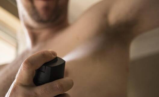 अंडरआर्म्सवर केस असतील तर डिओचा सुगंध जास्त काळ टिकत नाही, त्यामुळे नेहमी शेव किंवा वॅक्स करा. पण शेविंग किंवा वॅक्सिंग केल्याच्या नंतर लगेच त्यावर डिओ मारु नका, अन्यथा शरीरावरील त्या भागाची जळजळ होईल. शेविंग/वॅक्सिंगच्या 2 दिवसांनंतर तुम्ही परफ्युमचा वापर करू शकता.