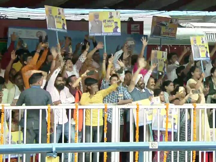 Image of the supporters of PM Modi who gathered to see him at the Rani Kamlapati Railway Station in Bhopal. (Image Source: Twitter/@ANI)