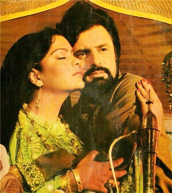 संजय खान - फेमस एक्टर संजय खान ने जरीन खान से शादी के बाजद जीनत अमान से दिल लगा लिया था. जीनत के प्यार में संजय ने जरीन से शादी किए बगैर ही एक्ट्रेस से शादी कर ली. हालांकि इनका रिश्ता भी ज्यादा वक्त तक टिक नहीं पाया और दोनों अलग हो गए.