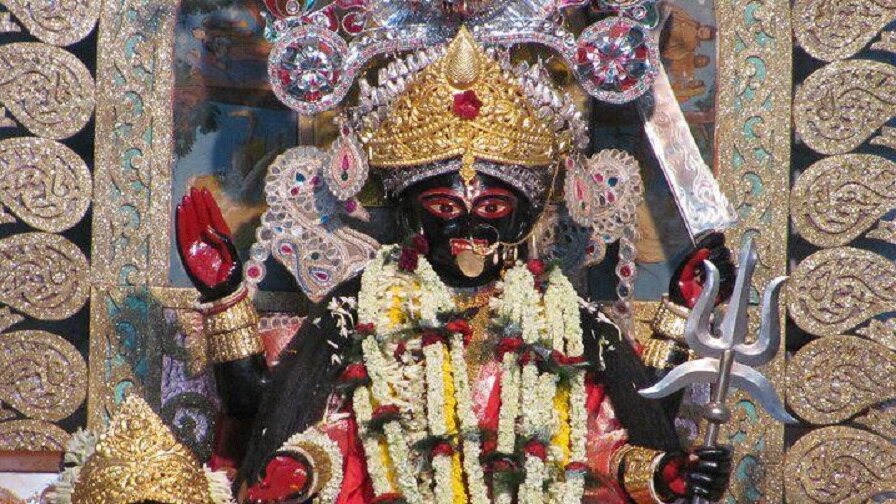 সাধারণত হিন্দু ধর্মের লোকেরা হাতে লাল সুতো বেঁধে থাকেন