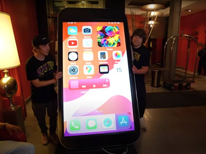 ये iPhone ठीक तरीके से काम करता है या नहीं इसके लिए Matthew Beem ने इसका रीव्यू दुनिया के सबसे फेमस टेक यूट्यूबर Marques Brownlee से करवाया. उन्होंने यूट्यूबर के इस प्रोजेक्ट को 10 में से 8 नंबर दिए.