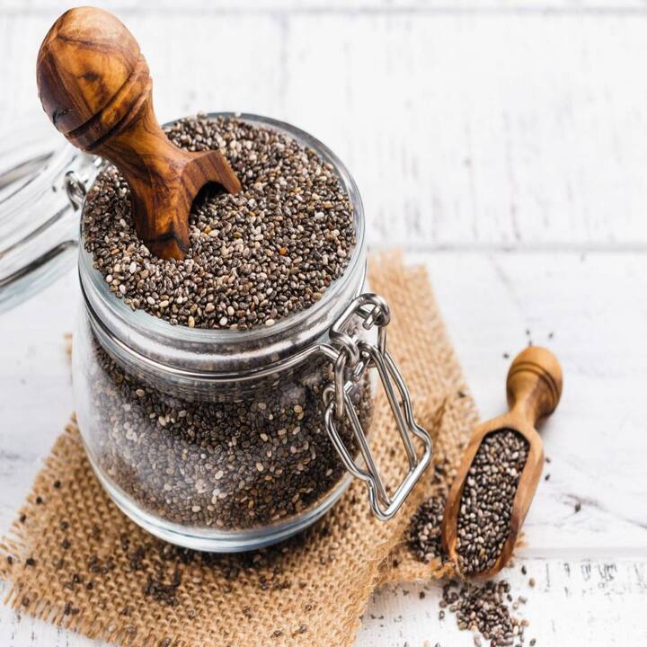 Chia Seeds ਨੂੰ ਤੁਸੀਂ ਕਈ ਤਰੀਕਿਆਂ ਨਾਲ ਡਾਈਟ 'ਚ ਸ਼ਾਮਲ ਕਰ ਸਕਦੇ ਹੋ। ਤੁਸੀਂ ਚਾਹੋ ਤਾਂ ਇਸ ਦਾ ਸੇਵਨ ਸਲਾਦ 'ਚ  ਜਾਂ ਫਿਰ ਕਸਟਾਰਡ 'ਚ ਮਿਲਾ ਕੇ ਕਰ ਸਕਦੇ ਹੋ।