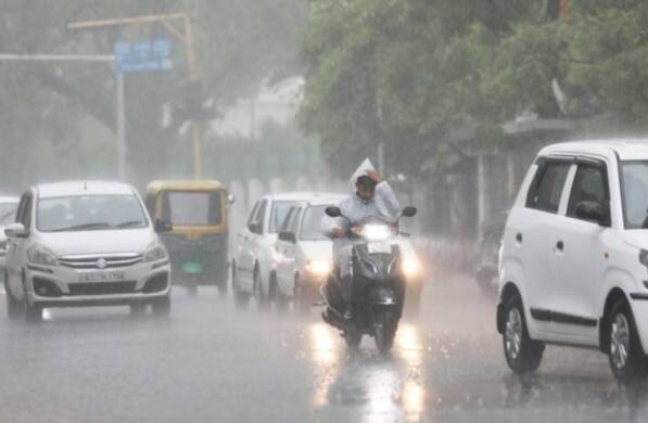 Heavy rains started again in Ahmedabad Ahmedabad Rain: અમદાવાદમાં ફરી ધોધમાર વરસાદ શરુ, અનેક વિસ્તારોમાં ભરાયા પાણી