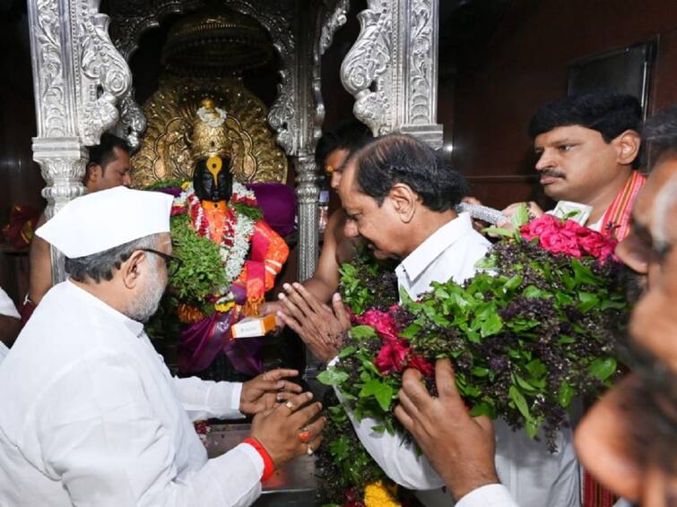 Telangana CM KCR Maharashtra Visit CM KCR Presented Pattu Clothes to Pandharpur Vitthal Rukmini Devi Temple KCR Maharashtra Visit: పండరీపూర్ విట్టల్ రుక్మిణీ దేవి ఆలయంలో సీఎం కేసీఆర్ ప్రత్యేక పూజలు - పట్టు వస్త్రాల సమర్పణ