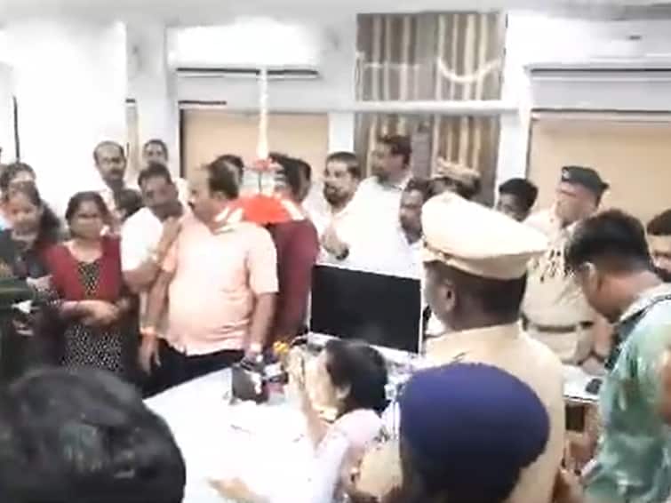 Shiv Sena (UBT) Leader Anil Parab, Others Booked For 'Assaulting' BMC Official, 4 Arrested Shiv Sena (UBT) Leader Anil Parab, Others Booked For 'Assaulting' BMC Official, 4 Arrested