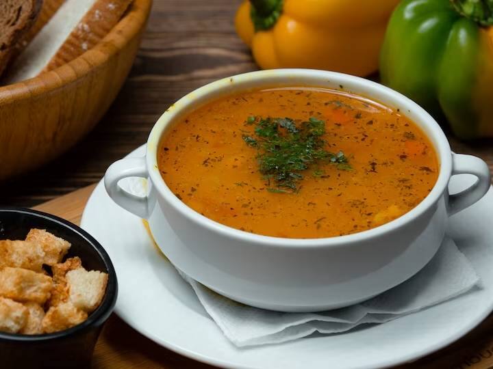 ऐसा कोई मौका या त्योहार नहीं होता जब दाल मखनी न बनाई जाती हो या इसका स्वाद न लिया जाता हो. यह सबसे लोकप्रिय मुख्य व्यंजनों में से एक है जिसे आप किसी भी उत्तर भारतीय रेस्तरां में देखेंगे. अगर आप भी हैं दाल मखनी के शौकीन तो यहां जानिए इसे बनाने का आसान तरीका. यह एक मलाईदार और समृद्ध दाल रेसिपी है जो राजमा और काली साबुत उड़द दाल का उपयोग करके तैयार की जाती है. कुछ लोग इसका स्वाद बढ़ाने के लिए मक्खन के साथ घर में बनी क्रीम का भी इस्तेमाल करते हैं. बटर रोटी और नान के साथ इसका बेहतरीन आनंद लिया जा सकता है, आप इस व्यंजन का स्वाद उबले हुए चावल के साथ भी ले सकते हैं.