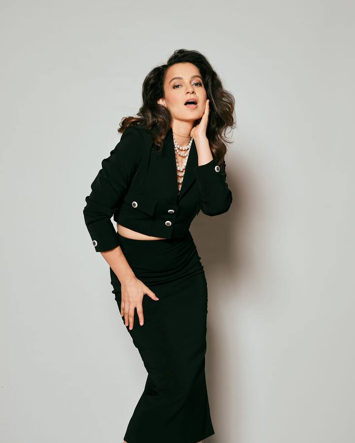 वर्कफ़्रंट की बात करें तो आख़िरी बार कंगना को फिल्म ‘धाकड़’ में देखा गया थ. हाल ही में उन्होंने अपनी फिल्म ‘इमरजेंसी’ की शूटिंग पूरी की है. जिसमें वो पूर्व प्रधानमंत्री इंदिरा गांधी के किरदार में नजर आएंगी. ये फिल्म इसी साल रिलीज होने वाली है.