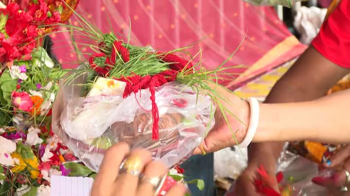 তখন পার্বতী নিজের রূপ ধরেন, সকলের সামনে আবির্ভূত হন। তিনি এসে বলেন, “তোমরা আমারই স্তব করছ। চিনতে পারনি আমায়।”