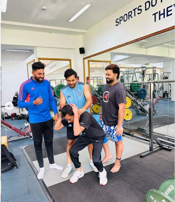 ਇਨ੍ਹਾਂ ਤਸਵੀਰਾਂ 'ਚ ਪੰਤ ਦੇ ਨਾਲ ਕੇਐੱਲ ਰਾਹੁਲ, ਮੁਹੰਮਦ ਸਿਰਾਜ, ਸ਼ਾਰਦੁਲ ਠਾਕੁਰ ਅਤੇ ਯੁਜਵੇਂਦਰ ਚਾਹਲ ਨਜ਼ਰ ਆਏ। ਕੇਐੱਲ ਰਾਹੁਲ ਵੀ ਆਪਣੀ ਸੱਟ ਕਾਰਨ ਇਨ੍ਹੀਂ ਦਿਨੀਂ NCA 'ਚ ਰੀਹੈਬ ਕਰ ਰਹੇ ਹਨ।