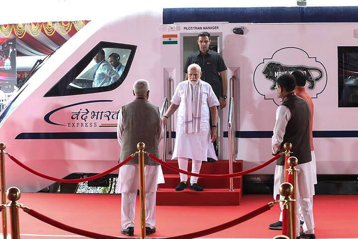 এমনকি দুর্নীতি প্রশ্নেও তৃণমূল-সহ একাধিক বিরোধী দলকে আক্রমণ শানান তিনি। তবে অভিন্ন দেওয়ানি বিধির সমর্থনে তাঁর সওয়াল নজর কেড়েছে অনেকের।