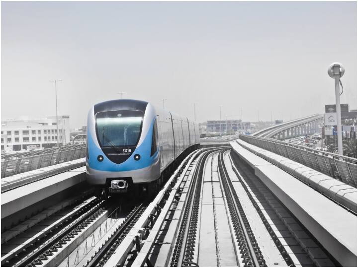 अगर आप किसी और व्यक्ति की सीट पर यात्रा करना चाहते हैं तो इसके लिए रिजर्वेंशन ऑफिस में लिखित अर्जी देनी होगी और अपने कारण के बारे में बताना होगा.