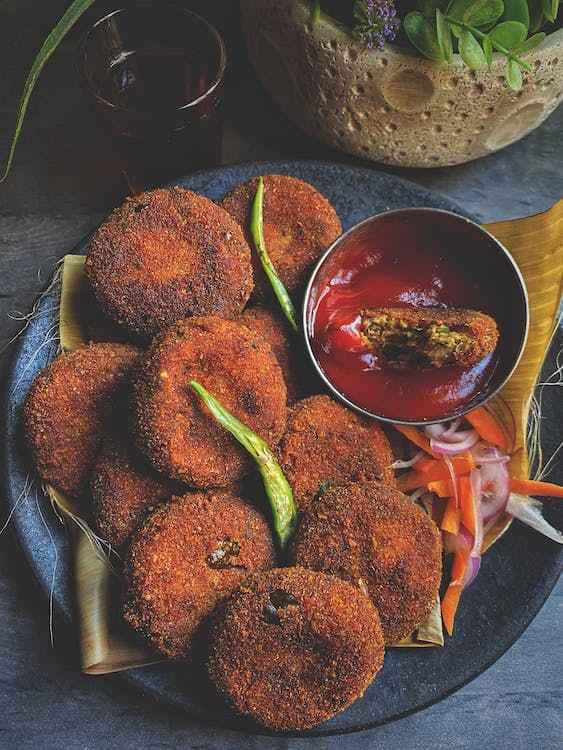 সামান্য় উপকরণেই বানানো যাবে জিভে জল আনা এই তেলে ভাজা গুলো। বাড়ির ছোট থেকে বড়, সকলকে খুব সহজেই খুশি করবে এই খাবার।