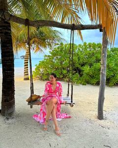 In Pics: માલદીવમાં હનીમૂન મનાવી રહી છે 'પ્યાર કા પંચનામા' ફેમ સોનાલી, શેર કરી હોટ તસવીરો