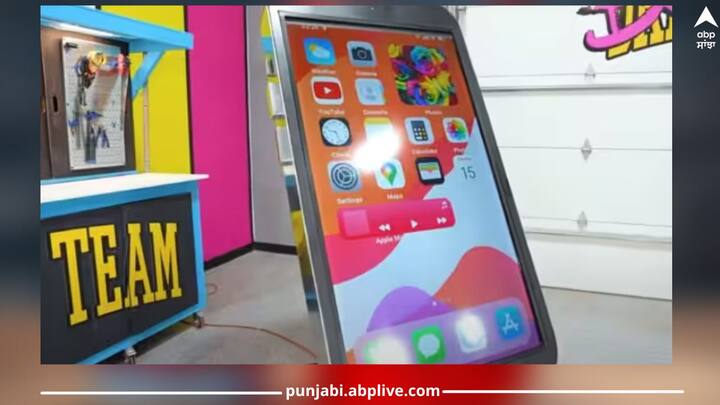 World Largest iPhone: ਐਪਲ ਦੇ ਆਈਫੋਨ ਦੀ ਉਚਾਈ 1 ਫੁੱਟ ਤੋਂ ਘੱਟ ਹੈ। ਇਸ ਦੀ ਸਕਰੀਨ ਲਗਭਗ 6 ਇੰਚ ਹੈ। ਅੱਜ ਅਸੀਂ ਤੁਹਾਨੂੰ ਦੁਨੀਆ ਦੇ ਸਭ ਤੋਂ ਵੱਡੇ ਆਈਫੋਨ ਦੀਆਂ ਤਸਵੀਰਾਂ ਅਤੇ ਇਸ ਬਾਰੇ ਦੱਸਣ ਜਾ ਰਹੇ ਹਾਂ।