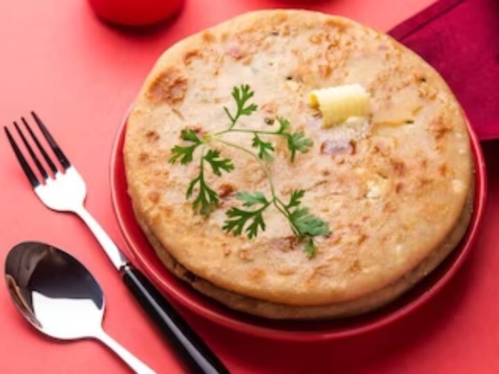 सबसे पहली और अहम बात यह है कि इस्तेमाल किया गया आलू तुरंत उबाला हुआ नहीं होना चाहिए. आपको हमेशा ठंडे आलू का उपयोग करना चाहिए अन्यथा भराई चिपचिपी हो जाएगी. यदि आप बहुत अधिक घी नहीं डालना चाहते हैं, तो पहले पराठे को धीमी आंच पर दोनों तरफ से पकाएं और फिर सिलिकॉन ब्रश या चम्मच के पिछले हिस्से का उपयोग करके थोड़ा सा घी या मक्खन डालें. अगर आप तंदूरी आलू पराठा बनाना चाहते हैं. इसे दोनों तरफ से तेज आंच पर पकाएं और ऊपर से मक्खन लगाकर परोसें.