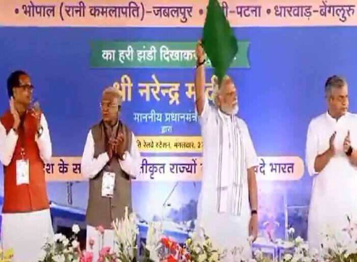 Prime Minister Narendra Modi will flag off five new Vande Bharat Express trains physically and virtually PM Modi Bhopal Visit : વડાપ્રધાન મોદીએ પાંચ વંદે ભારત એક્સપ્રેસ ટ્રેનને બતાવી લીલી ઝંડી, કહ્યુ- કાર્યકરો જ પાર્ટીની સૌથી મોટી તાકાત