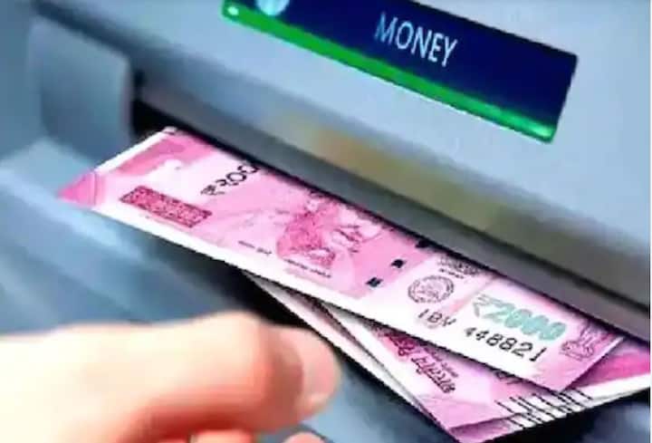 ১ SBI-এর অফিসিয়াল ওয়েবসাইট onlinesbi.com-এ যান। ২ ব্যবহারকারীর নাম ও পাসওয়ার্ড দিয়ে SBI-এর ইন্টারনেট ব্যাঙ্কিং পোর্টালে লগ ইন করুন। ৩ ই-পরিষেবা বিভাগে যান ও এটিএম কার্ড পরিষেবা বিকল্পে ক্লিক করুন। তারপর ব্লক ATM কার্ড অপশনে ক্লিক করুন