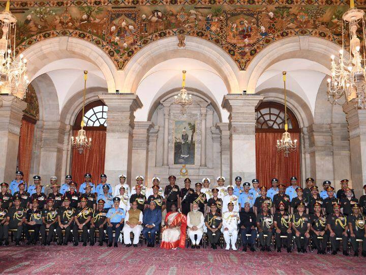 राष्ट्रपति द्रौपदी मुर्मू ने मंगलवार (27 जून) को दिल्ली में राष्ट्रपति भवन में रक्षा अलंकरण समारोह-II में भारतीय सेना के अधिकारियों को सेवा पुरस्कार से नवाजा.