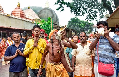 সেই সময় সৃষ্টি বাঁচানোর জন্য এবং মহাদেবের ক্রোধ লাগামে আনার জন্য সুদর্শন চক্র দিয়ে সতীর দেহ ছিন্নবিচ্ছিন্ন করে দিয়েছিলেন ভগবান বিষ্ণু।