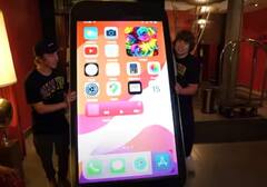 YouTuber ਨੇ ਬਣਾਇਆ ਦੁਨੀਆ ਦਾ ਸਭ ਤੋਂ ਵੱਡਾ iPhone, ਕੱਦ ਇੱਕ ਆਦਮੀ ਤੋਂ ਲੰਬਾ