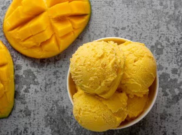 ਅੰਬਾਂ ਲਈ ਪ੍ਰੇਮ ਕਦੇ ਖਤਮ ਨਹੀਂ ਹੁੰਦਾ ਅਤੇ ਠੰਡੇ ਅੰਬ ਦੀ ਆਈਸਕ੍ਰੀਮ ਤੋਂ ਵਧੀਆ ਹੋਰ ਕੁਝ ਨਹੀਂ ਹੈ, ਇਸ ਲਈ ਜੇਕਰ ਤੁਸੀਂ ਵੀ ਇੱਕ ਆਈਸਕ੍ਰੀਮ ਦੇ ਸੌਕੀਨ ਹੋ ਤਾਂ ਫਿਰ ਅਸੀਂ ਤੁਹਾਡੇ ਲਈ ਇਹ ਲਿਆਏ ਹਾਂ। ਮੈਂਗੋ ਆਈਸਕ੍ਰੀਮ ਜਿਸ ਨੂੰ ਤੁਸੀਂ ਆਸਾਨੀ ਨਾਲ ਬਣਾ ਸਕਦੇ ਹੋ। ਐੱਗਲੈੱਸ ਮੈਂਗੋ ਆਈਸਕ੍ਰੀਮ ਦਾ ਸੁਆਦ ਚੱਖਣ ਤੋਂ ਬਾਅਦ ਤੁਹਾਡਾ ਵਾਰ-ਵਾਰ ਖਾਣ ਦਾ ਮਨ ਕਰੇਗਾ। ਤੁਸੀਂ ਇਸਨੂੰ ਆਸਾਨੀ ਨਾਲ ਆਈਸਕ੍ਰੀਮ ਮੇਕਰ ਵਿੱਚ ਬਣਾ ਸਕਦੇ ਹੋ। ਇਸ ਆਸਾਨ ਰੈਸਿਪੀ  ਨੂੰ ਤਿਆਰ ਕਰਨ ਲਈ ਤੁਹਾਨੂੰ ਸਿਰਫ਼ ਗਾੜਾ ਦੁੱਧ, ਵੱਡੇ ਅੰਬ, ਕਰੀਮ, ਚਾਕਲੇਟ ਚਿਪਸ, ਵਨੀਲਾ ਐਬਸਟਰੈਕਟ ਅਤੇ ਚੀਨੀ ਦੀ ਲੋੜ ਪਵੇਗੀ। ਸਟੋਰ ਤੋਂ ਖਰੀਦੀ ਆਈਸਕ੍ਰੀਮ ਨੂੰ ਭੁੱਲ ਜਾਓ ਅਤੇ ਇਸ ਘਰੇਲੂ ਆਈਸਕ੍ਰੀਮ ਦਾ ਅਨੰਦ ਲਓ।