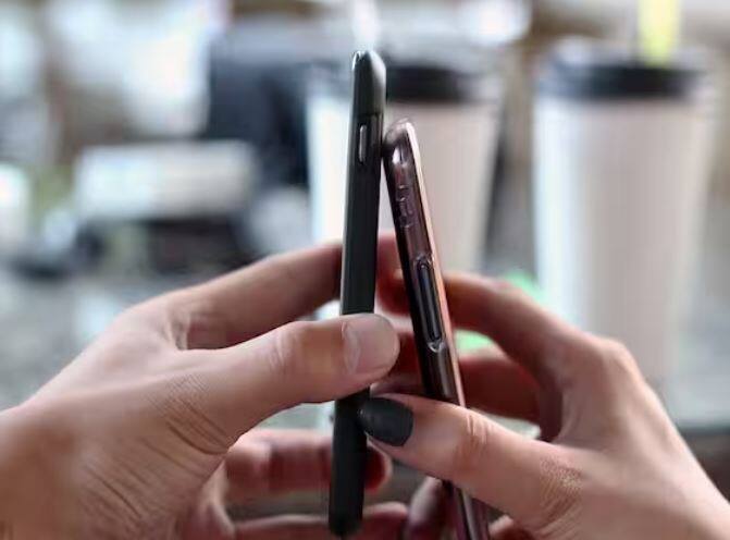 ਸਮਾਰਟਫੋਨ ਨੂੰ ਠੰਡਾ ਕਰੋ: ਤੁਸੀਂ ਆਪਣੇ ਸਮਾਰਟਫੋਨ ਨੂੰ ਠੰਡਾ ਕਰਨ ਲਈ ਉਪਲਬਧ ਤਰੀਕਿਆਂ ਦੀ ਵਰਤੋਂ ਕਰ ਸਕਦੇ ਹੋ। ਤੁਸੀਂ ਇਸਨੂੰ ਹੀਟ ਫਿਲਟਰਿੰਗ ਪੈਡ 'ਤੇ ਪਾ ਸਕਦੇ ਹੋ। ਸਮਾਰਟਫ਼ੋਨ ਨੂੰ ਧਿਆਨ ਨਾਲ ਠੰਢਾ ਕਰਨ ਲਈ ਤਰੀਕਿਆਂ ਦੀ ਵਰਤੋਂ ਕਰੋ।