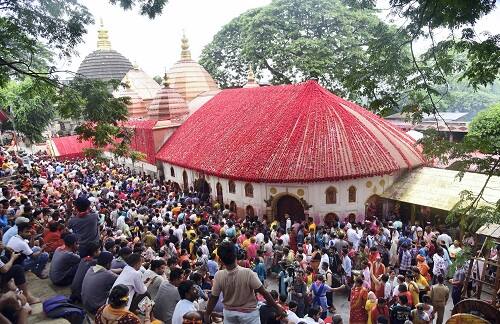 এদিন কার্যত জনসমুদ্রে পরিণত হয়েছে মন্দির। পুজো দিতে দেশের বিভিন্ন প্রান্ত থেকে এসে পৌঁছেছেন ভক্তরা।