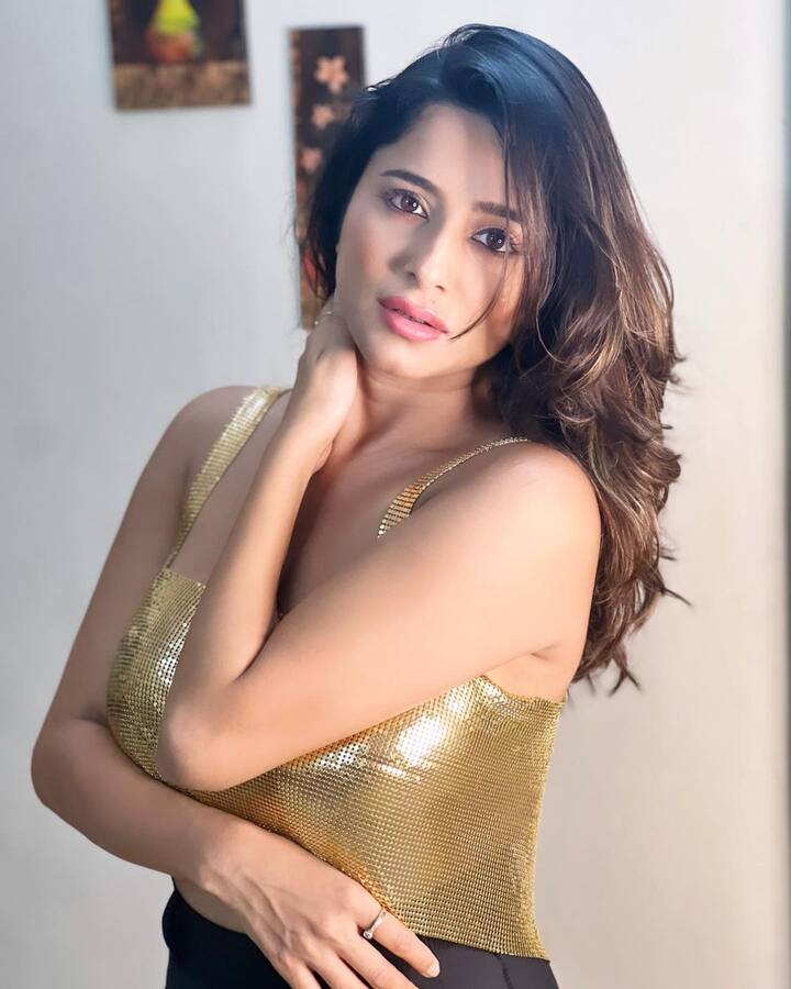 કેટ શર્માનો ગ્લેમરસ અંદાજ જોવા મળ્યો છે. કેમેરા સામે હોટ પોઝ આપતી જોવા મળી છે.