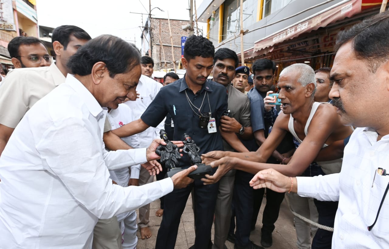 KCR Maharashtra Visit: పండరీపూర్ విట్టల్ రుక్మిణీ దేవి ఆలయంలో సీఎం కేసీఆర్ ప్రత్యేక పూజలు - పట్టు వస్త్రాల సమర్పణ