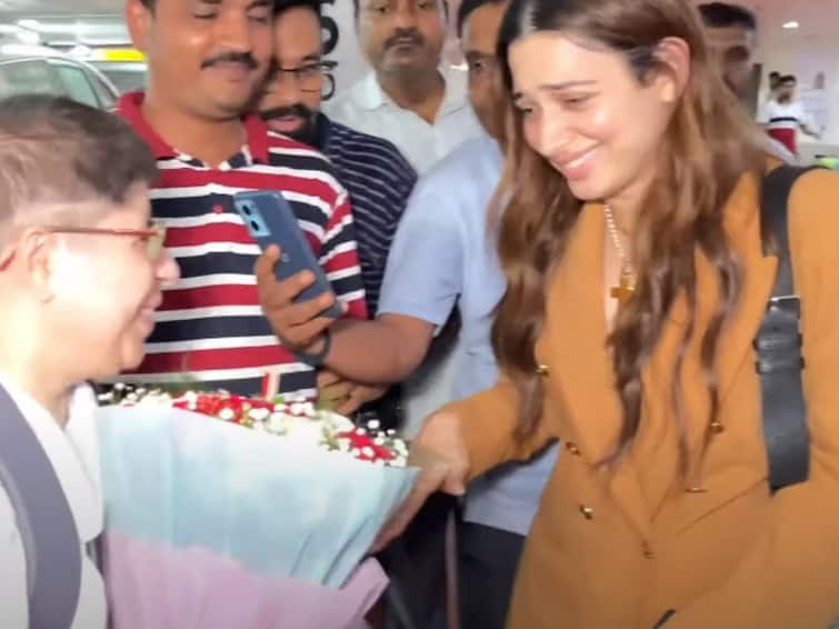 Actress Tamannaa Got Emotional Her Fan With Tattoo On His Hand Tamannaah: అభిమాని పనికి తమన్నా ఎమోషనల్ - థ్యాంక్స్ చెబుతూ హగ్ ఇచ్చిన మిల్కీ బ్యూటీ