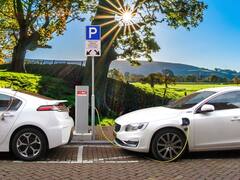 వర్షంలో ఎలక్ట్రిక్ వాహనాలు నడపడం, ఛార్జ్ చేయడం సురక్షితమేనా?