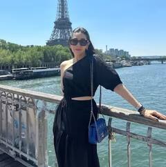 ਕਰਿਸ਼ਮਾ ਕਪੂਰ ਨੇ ਪੈਰਿਸ 'ਚ ਮਨਾਇਆ ਆਪਣਾ 49ਵਾਂ ਜਨਮਦਿਨ, ਆਈਫਲ ਟਾਵਰ ਦੇ ਸਾਹਮਣੇ ਖੂਬ ਦਿੱਤੇ ਪੋਜ਼, ਸ਼ੇਅਰ ਕੀਤੀਆਂ ਤਸਵੀਰਾਂ