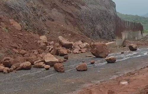 पावसामुळं परशुराम घाटात दरड कोसळल्याची घटना घडली. यामुळं काही काळा वाहतुकीवर परिणाम झाला होता.