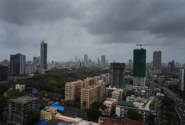 Mumbai Rain : मुंबईत सध्या मुसळधार पाऊस (Mumbai Rain) सुरु आहे. मुंबईसह आसपासच्या परिसरात काळ्या ढगांनी दाटी केली आहे..