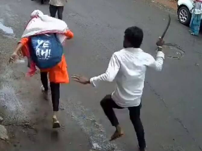 Maharashtra In One Sided Love Attacked Girl In Pune People Handed Over Accused To Police | Maharashtra: बीच सड़क हथियार लेकर सिरफिरे ने युवती पर किया हमला, लोगों ने आरोपी को किया