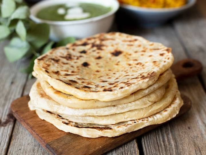 स्वादिष्ट आलू परांठे बनाने के लिए परांठे बनाने से कम से कम कुछ घंटे पहले आलू उबाल लें. उन्हें एक बड़े कटोरे में मैश कर लें और ढककर फ्रिज में रख दें. इन्हें फ्रिज से निकालें और इसमें कटा हुआ प्याज, हरा धनिया, नमक, गरम मसाला पाउडर और लाल मिर्च पाउडर डालें। अच्छी तरह मिला लें ताकि गुठलियां न रह जाएं. सुनिश्चित करें कि आपने प्याज को बारीक काट लिया है अन्यथा भरावन बाहर गिर जाएगा.