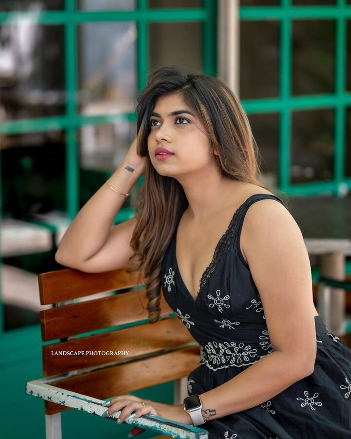 తర్వాత ‘జబర్ధస్త్’ లో ఎంట్రీ ఇచ్చి మంచి గుర్తింపు తెచ్చుకుంది.