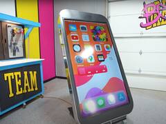 YouTuber ने बनाया दुनिया का सबसे बड़ा iPhone, हाइट एक आदमी से भी लंबी