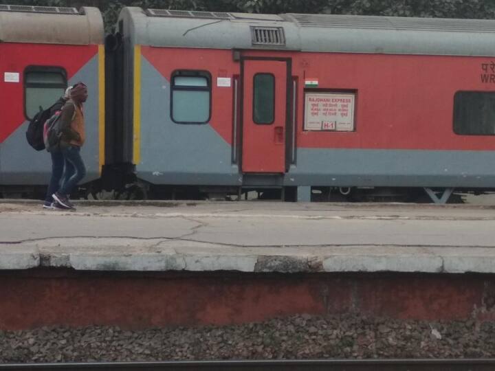 राजधानी एक्सप्रेस पहली ऐसी ट्रेन थी, जो पूरी तरह से वातानुकूलित थी. ट्रेन में यात्रियों को यात्रा के दौरान भोजन भी परोसा जाता है.