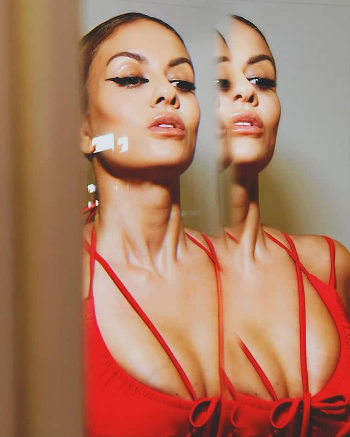 Natasha went with a bold makeup look