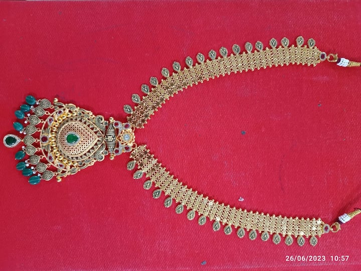 દ્વારકાધીશ મંદિરમાં સોમવારે બે અલગ અલગ ભક્તો દ્વારા સોનાના હાર અર્પણ કરવામાં આવ્યા હતા.