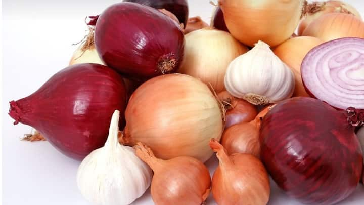 Onions And Its Health Benefits:পেঁয়াজ খেতে ভালবাসেন? উত্তরটা হয়তো অনেকের ক্ষেত্রেই ইতিবাচক। আবার বহু মানুষ এর স্বাদ একেবারে পছন্দ করেন না, এমনও আছেন। কিন্তু এর স্বাস্থ্যগুণে ভরসা রাখেন বহু বিশেষজ্ঞই।