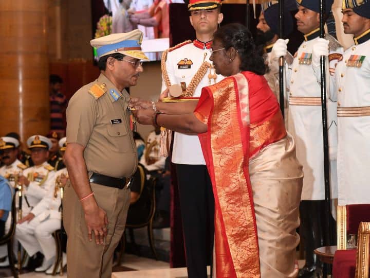 राष्ट्रपति द्रौपदी मुर्मू ने एयर वाइस मार्शल अखिलेश कुमार वर्मा, एयर वाइस मार्शल नरिंदर तनेजा, एयर वाइस मार्शल गुम्मडी साहेद फनी नंदीश्वर चौधरी और हरेन्द्र कुमार अपर महानिदेशक बॉर्डर रॉड को अति विशिष्ट सेवा पदक दिया. (तस्वीर में हरेन्द्र कुमार को नवाजा जा रहा है)