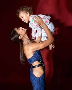 Shriya Saran: బిడ్డతో శ్రియా శరణ్, డ్రెస్ బాగోలేదంటూ నెటిజన్ల కామెంట్లు