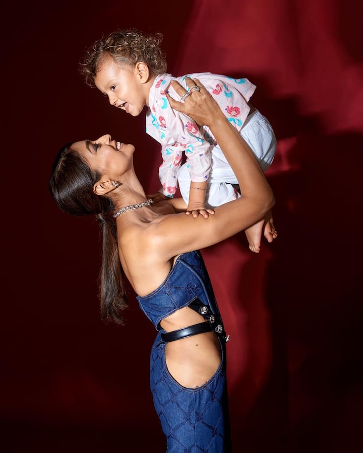 శ్రియా శరణ్ తన కూతురితో ఉన్న ఫోటోలను పోస్టు చేసింది.