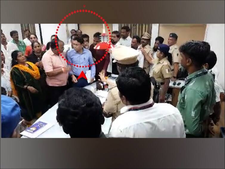 Mumbai News Activists of Thackeray group beat municipal employee case filed against 25 activists including Anil Parab Mumbai News : ठाकरे गटातल्या कार्यकर्त्यांची पालिका कर्मचाऱ्याला मारहाण, अनिल परबांसह 25 कार्यकर्त्यांविरोधात गुन्हा दाखल