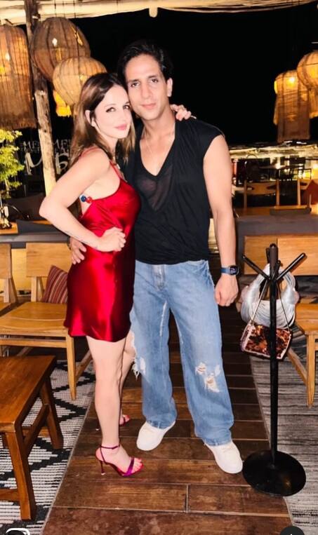 वैसे आपको बता दें कि सुजैन और ऋतिक को अलग हुए कई साल बीत चुके हैं. दोनों अपनी-अपनी लाइफ में मूव ऑन कर चुके हैं पर अब भी दोनों को एक दूसरे के नाम से ट्रोल किया जाता है.