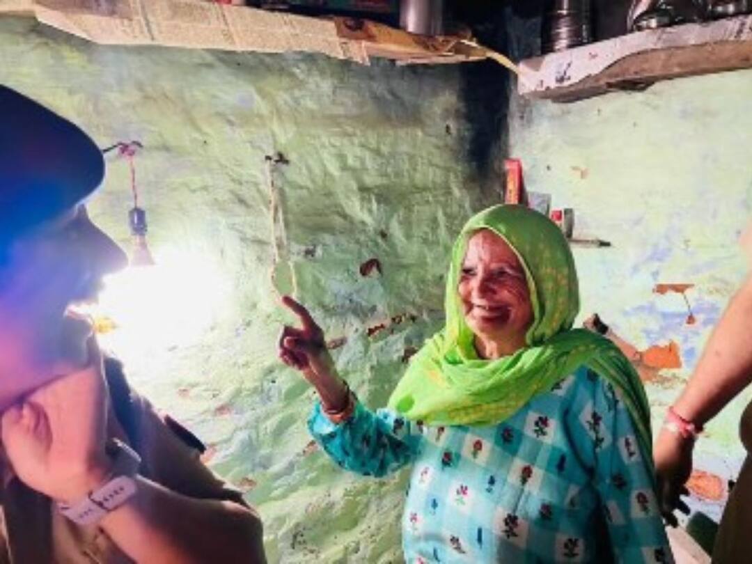 Police Brought Electricity: దశాబ్దాల ఎదురుచూపుల తర్వాత వృద్ధురాలి ఇంట్లో వెలుగులు నింపిన పోలీసులు Police Brought Electricity Connection To Old Womens Home In Uttarpradesh Police Brought Electricity: దశాబ్దాల ఎదురుచూపుల తర్వాత వృద్ధురాలి ఇంట్లో వెలుగులు నింపిన పోలీసులు