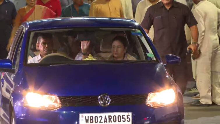 CM Mamata Banerjee Leaves SSKM In Wheelchair After Injury To Leg And Back Mamata Banerjee:হুইলচেয়ারে বেরোলেন SSKM থেকে, বাড়ির পথে গাড়ি নিলেন মুখ্যমন্ত্রী